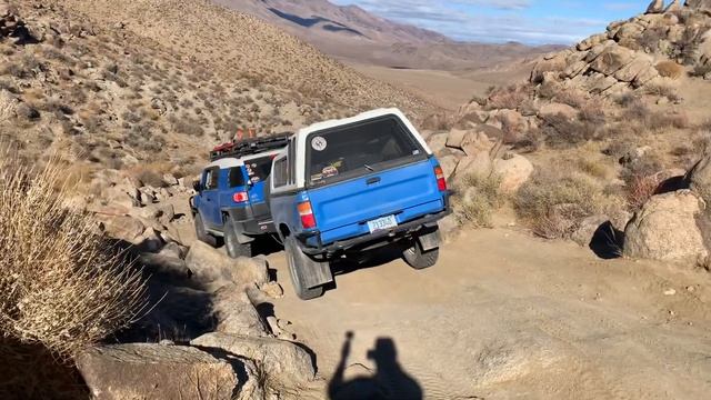 Paul takes the FJ and camper/trailer down Mengel Pass in Death Valley смотреть онлайн