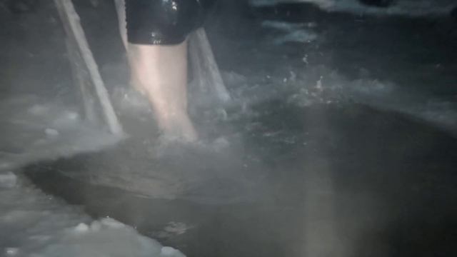 Крещенское купание 2016 00ч-05м (-24С ветер З 1-2м/с) смотреть онлайн