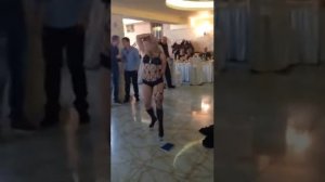 Девушка красиво танцует на корпоративе
