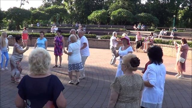 Все красиво танцуют, особенно Леди в шляпке!!! смотреть онлайн