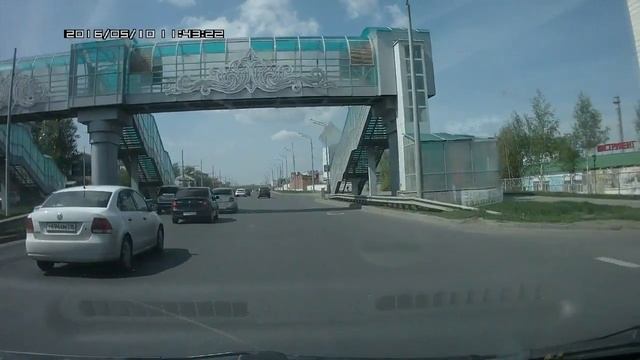 10.05.2016 г.  Казань , остановка Риф Эль?  Падение куска поликарбоната с моста