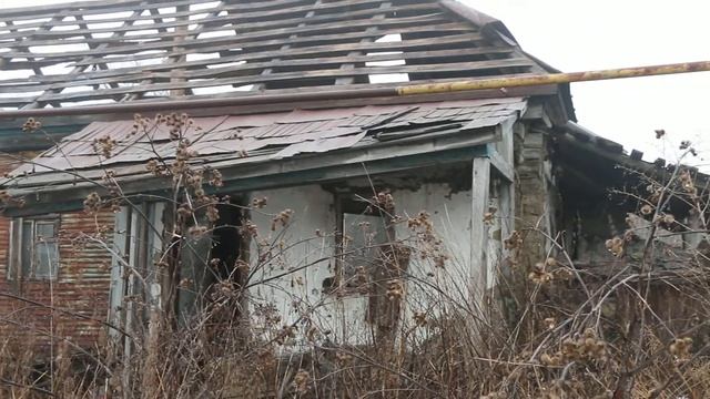 Без кровли заброшенный дом. / В безлюдной деревне. смотреть онлайн