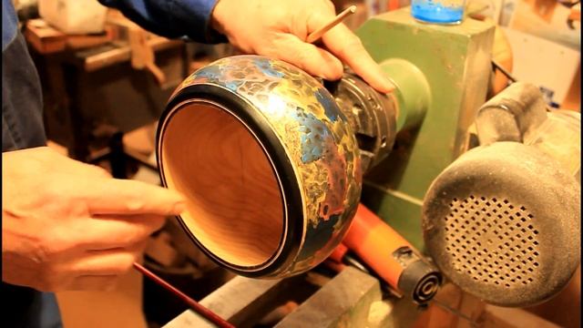 Ваза разукрашенная красками с металическим эфектом. смотреть онлайн