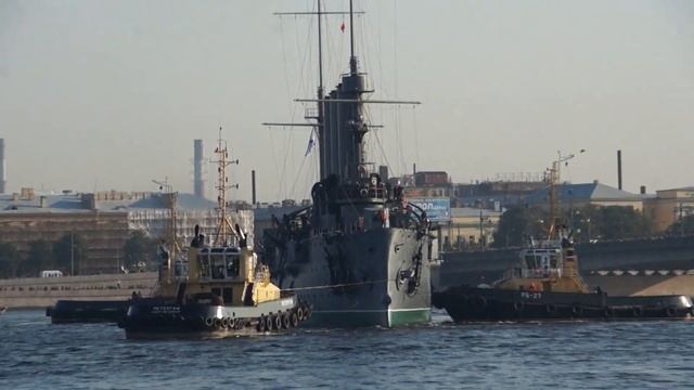 Аврора идет по Неве. смотреть онлайн