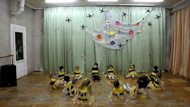 ART DANCE малыши "Пчёлки"'.720.mp4 смотреть онлайн