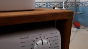 Раковина над стиральной машиной в деревянную столешницу