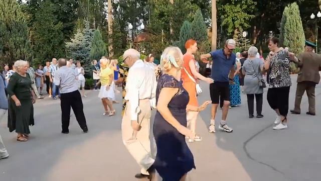 ТРОЯНДИ БІЛІ...ХАРЬКОВ,СЧАСТЛИВЫЕ МИНУТЫ смотреть онлайн