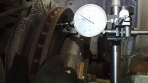 Проверка тормозных дисков на биение с помощью стрелочного микрометра