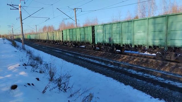Электровоз ВЛ10-1865 с грузовым поездом следует по перегону Арамиль-Кольцово смотреть онлайн