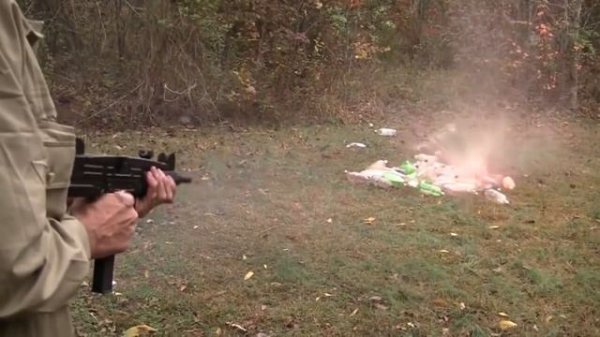 Стрельба из автомата УЗИ по бутылкам