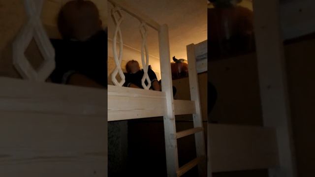 Кровать на втором ярусе. Кровать-чердак смотреть онлайн