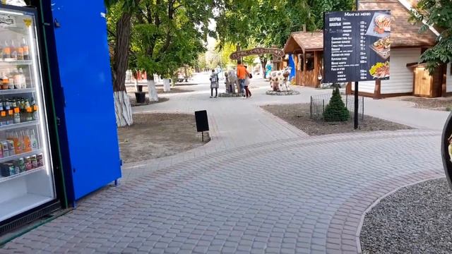 Геническ выходит из карантина. Прогулка по центральной алле. смотреть онлайн