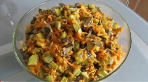 Салат Обжорка с грибами  Необычный салат.