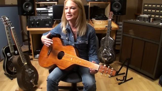 Cindy Cashdollar playing her 1927 Hermann Weissenborn Koa wood slide guitar. смотреть онлайн