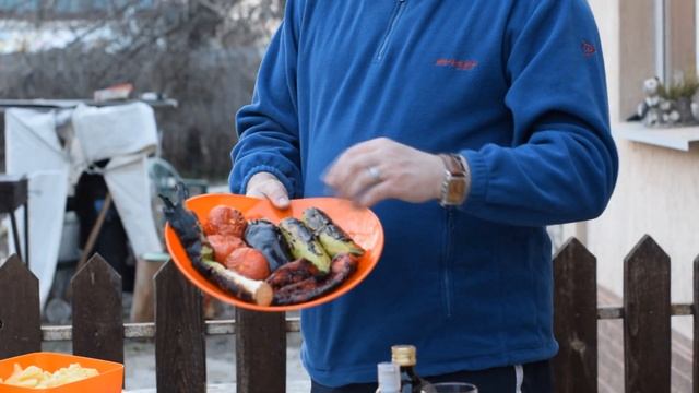 Салат из овощей-гриль под вкуснейшим соусом смотреть онлайн