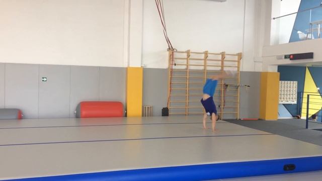 Акробатические прыжки( Tumbling Gymnastics) смотреть онлайн