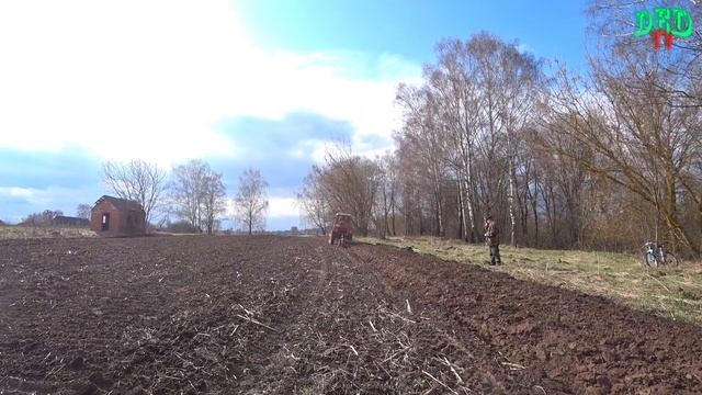 Жизнь в деревне. Вспашка поля и засеевание половину поля овсом. 18.04.2012г смотреть онлайн