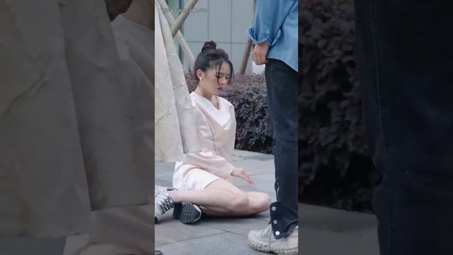 暴發戶仗著有錢目中無人，在宴會上瘋狂嘲諷老同學，怎料老同學竟是億萬總裁！ #湯小魚#短劇#搞笑 смотреть онлайн