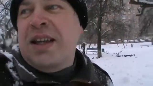 Люди кормят голубей зимой и Геннадий Горин смотреть онлайн