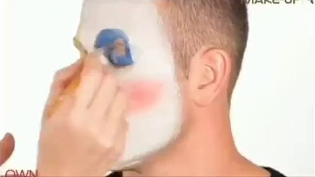 КЛОУН НАНОСИТ ГРИМ МЕМ смотреть онлайн