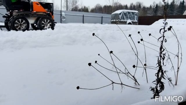 гусеничный минитрактор,чистим снег. смотреть онлайн