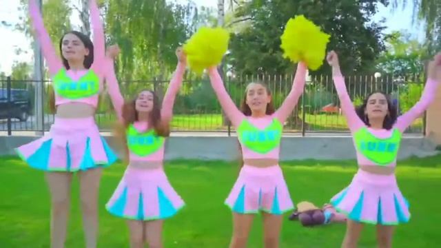 Старая команда черлидерш бани и их тренировка смотреть онлайн