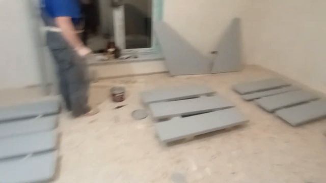 Лестница c поворотом на 180 градусов на поворотных ступенях, материал из Leroy Merlin смотреть онлайн