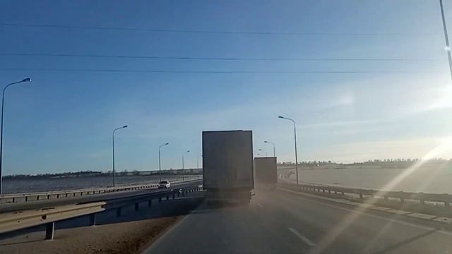 Пошла фура на обгон, а тяги на подъём не хватило. смотреть онлайн