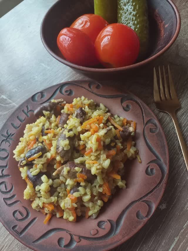 Плов из булгура с куриными сердечками.