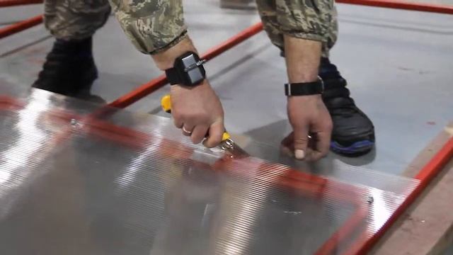 Сборка торца теплицы "РАДУЖНАЯ" c защитой сот поликарбоната. смотреть онлайн