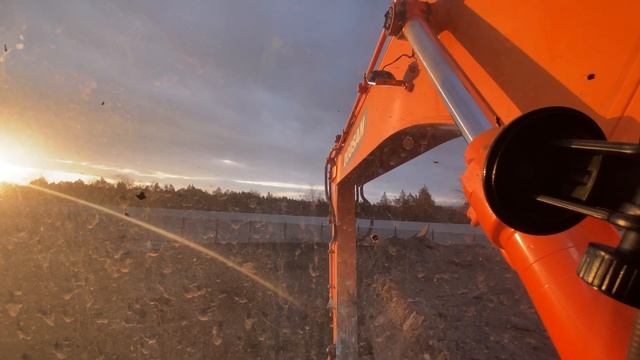 Работа на Гусеничном Экскаваторе Doosan 255 LCV, Погрузка грунта, Working On An Excavator