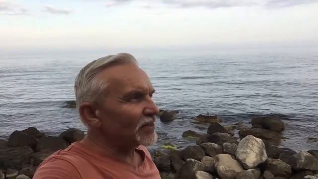 Вечерняя прогулка по берегу моря. смотреть онлайн