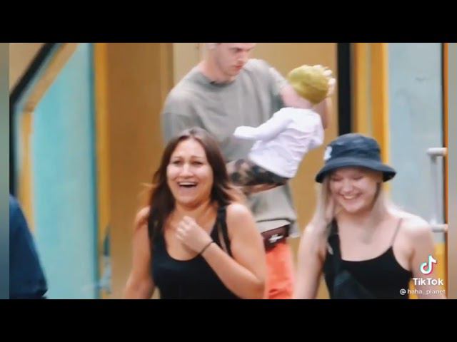 все демали что это живой ребёнок, мужик просто тренеруется с куклой, бьётся об косяк двери. пранк смотреть онлайн