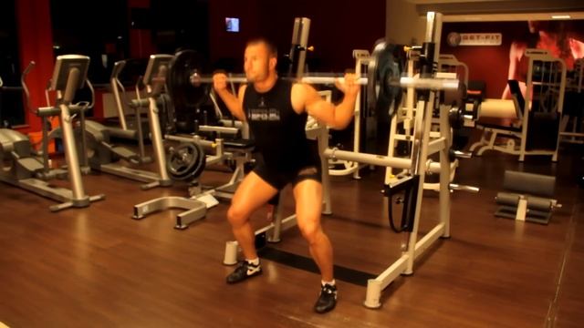 Trening Nóg - Przysiady Ze Sztangą Na Karku, Wariant Szeroki - Atlas Ćwiczeń SFD