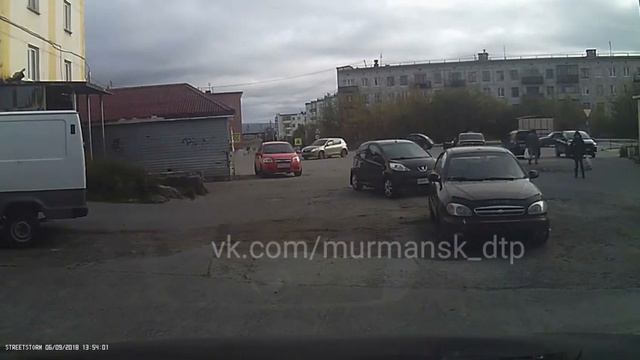 Выезжает задом мастер вождения в Заполярном смотреть онлайн