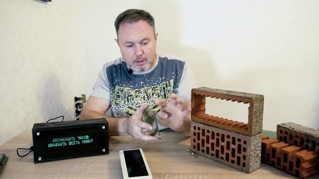 Часы из кирпича? Это возможно! Text'o'clock! смотреть онлайн