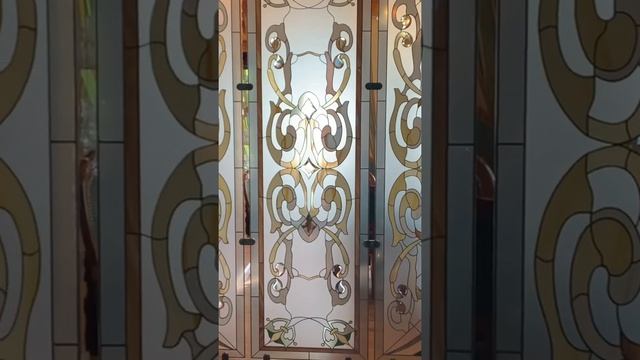 Витражная межкомнатная перегородка в металлопленочной технике на матовом стекле с фацетами. смотреть онлайн