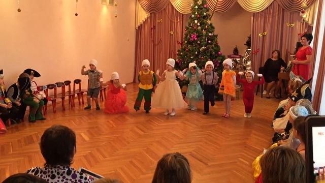 Новогодний утренник смотреть онлайн