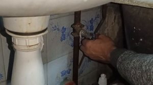 как заменить шланг подачи воды в стиральной машинке???