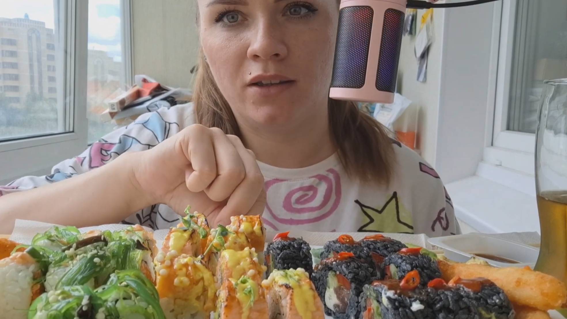 Mukbang роллы с лососем и манго, роллы с креветкой и креветки панко #фудблогер #мукбанг смотреть онлайн