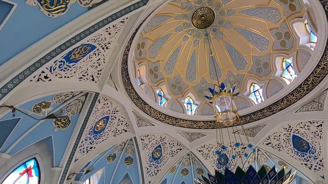 02.06.2021 Экскурсия по Казанскому Кремлю 6 Молебный зал мечети Кул Шариф, внутреннее убранство смотреть онлайн