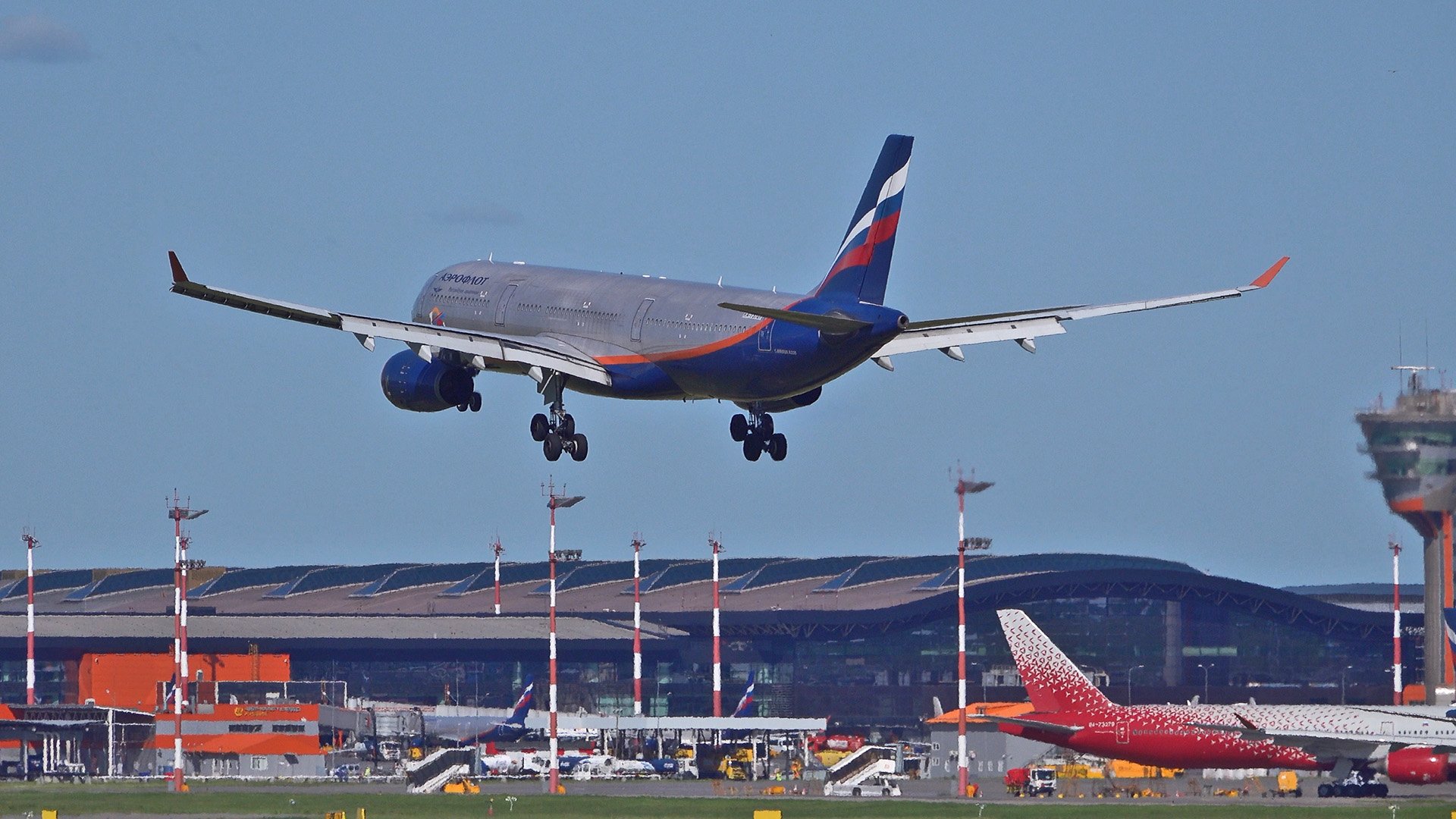 Широкие фюзеляжи июньским утром в Шереметьеве. Взлёты и посадки смотреть онлайн