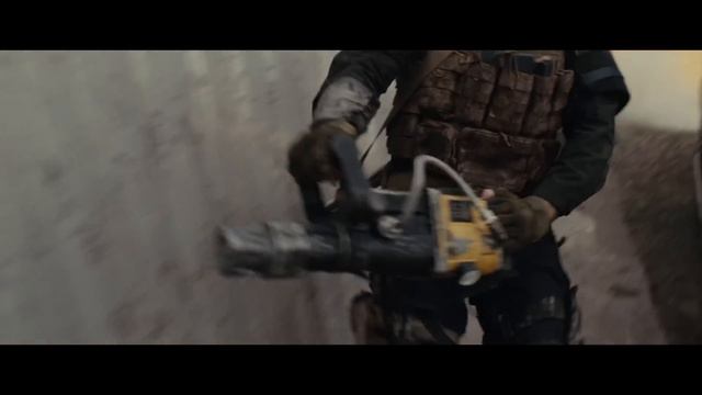 В постапокалипсисе мужик вместе с зомби-гибридом расправляется с вояками, творящими всякую дичь. смотреть онлайн