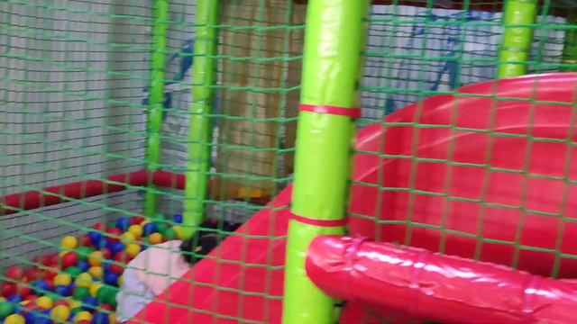 Они очень радуются, когда детей выводят на прогулку@@They are very happy when the children## part-1 смотреть онлайн