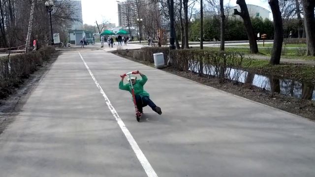 Инна трюкачит на самокате смотреть онлайн