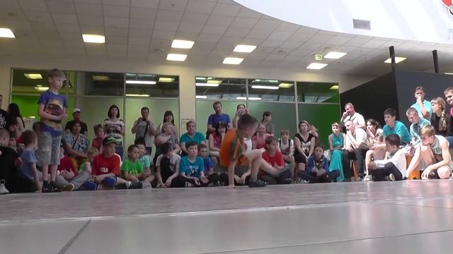 Батл по брейк дансу 30.05.2015 (bboy Кисель) - Вова Киселев смотреть онлайн