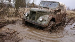 ГАЗ-69 на глиняном подъёме.