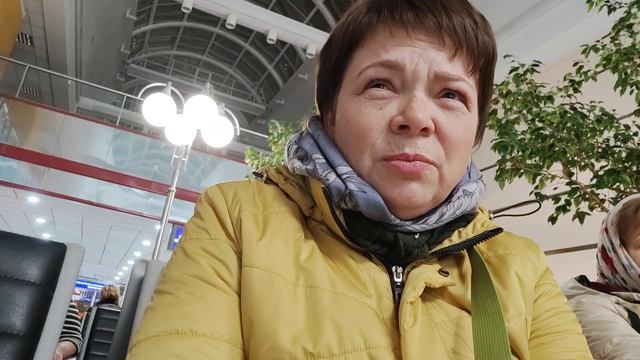 Сижу на вокзале в Минске вместе с сестрой. куда собралась? Пока это тайна. смотреть онлайн