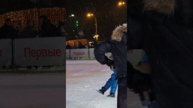 Евгений Плющенко и малыш на руках.Мимишное видео ?Александр Плющенко тоже любит малышиков. ВДНХ смотреть онлайн