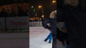 Евгений Плющенко и малыш на руках.Мимишное видео ?Александр Плющенко тоже любит малышиков. ВДНХ